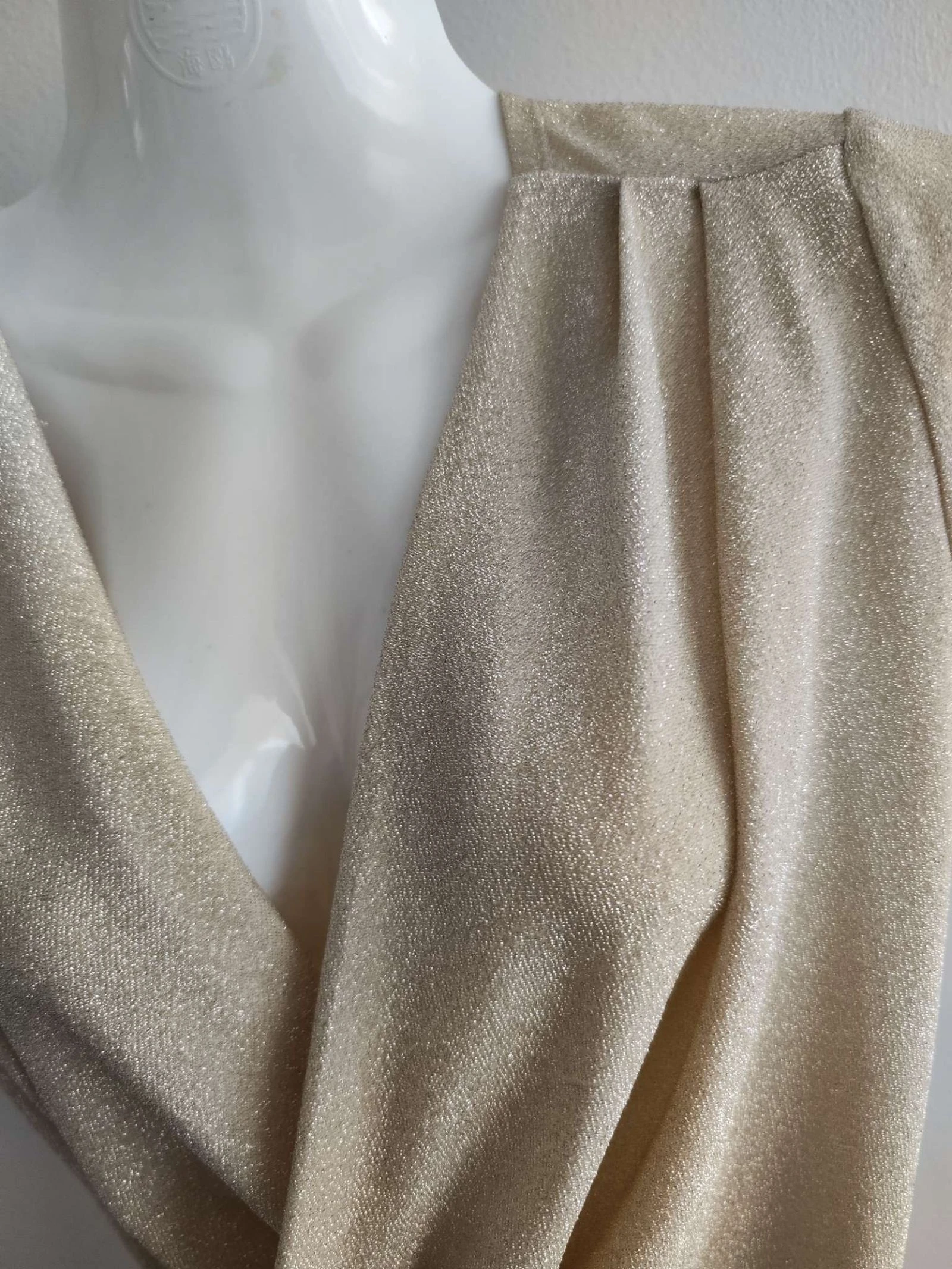 Gouden gedrapeerde jurk van Mango – photo 2